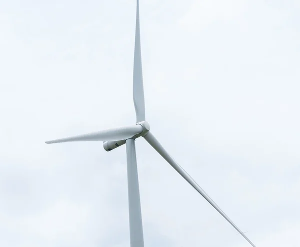 Windturbine in windpark tegen bewolkte hemel — Stockfoto