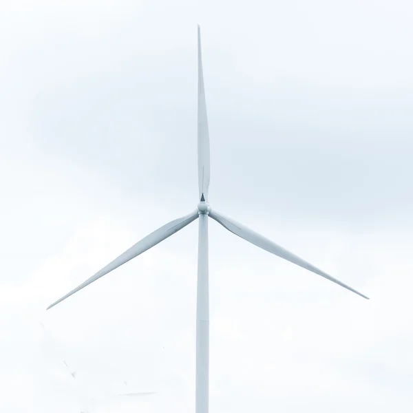 Wind turbine in wind farm against cloudy sky — Stock Photo, Image