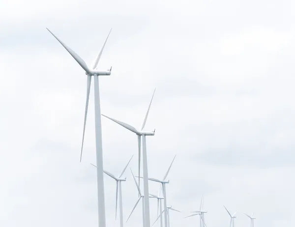 Windturbine in windpark tegen bewolkte hemel — Stockfoto