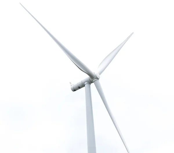 Windturbine in windpark tegen bewolkte hemel — Stockfoto