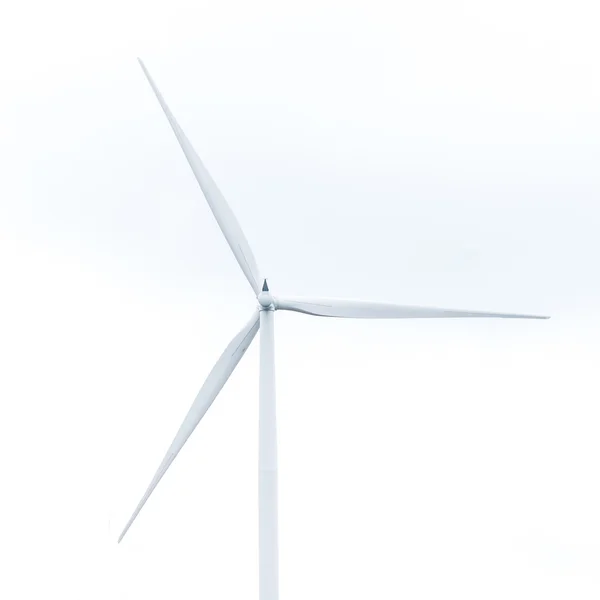 Windturbine in windpark tegen bewolkte hemel — Stockfoto