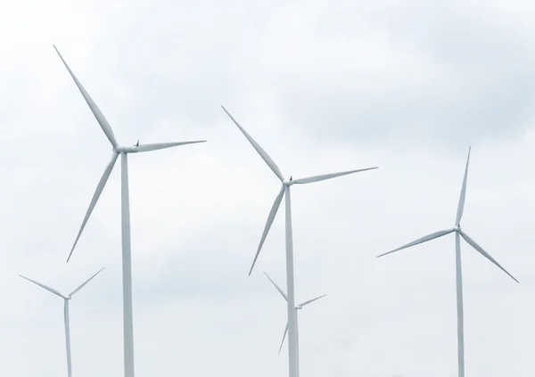 Turbina eólica en el parque eólico contra el cielo nublado —  Fotos de Stock
