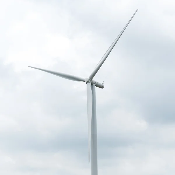 Windturbine in windpark tegen bewolkte hemel — Stockfoto