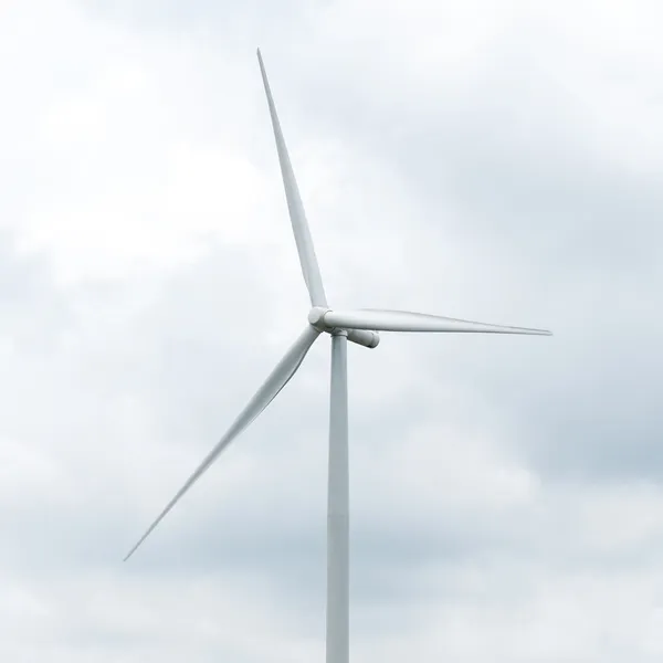 Windturbine in windpark tegen bewolkte hemel — Stockfoto