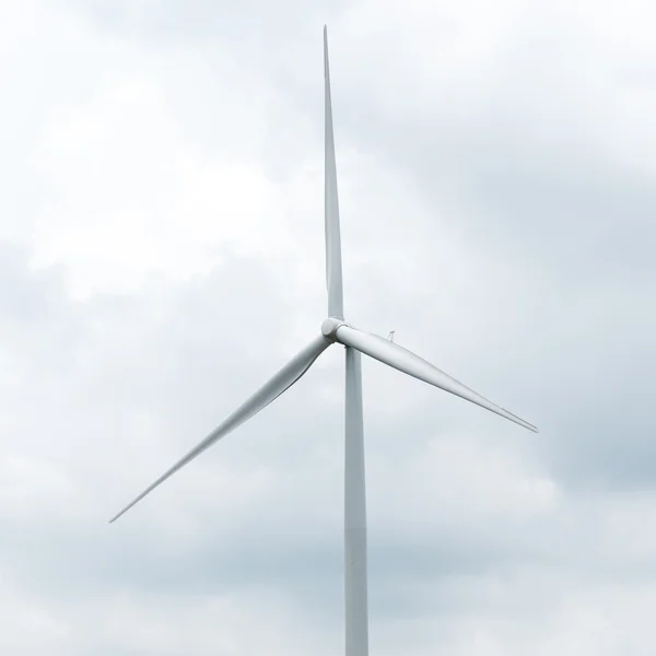 Windturbine in windpark tegen bewolkte hemel — Stockfoto