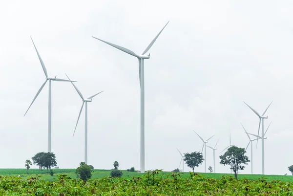 Windturbine in windpark tegen bewolkte hemel — Stockfoto