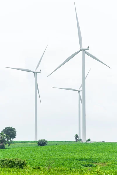 Energía ecológica, turbinas eólicas contra muy nublado en el campo verde —  Fotos de Stock