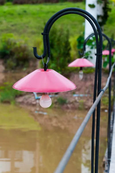 Rote alte Lampenbeleuchtung entlang des Flusses — Stockfoto