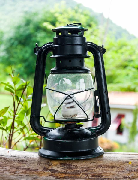 Starý rezavý lampa na dřevěné přírodní zázemí — Stock fotografie