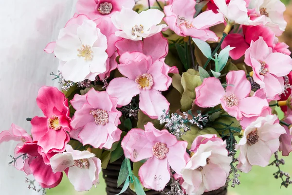 Hermosos colores de plástico artificial flores pequeñas en maceta — Foto de Stock