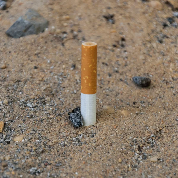 son bir sigara parçası kuma söndürmek, sigarayı bırakmak