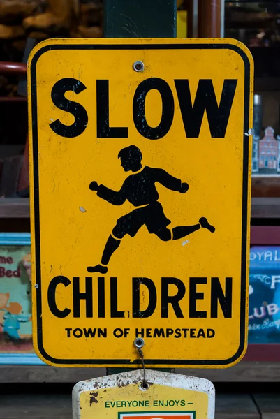Gelbes langsames Kinder-Straßenschild — Stockfoto