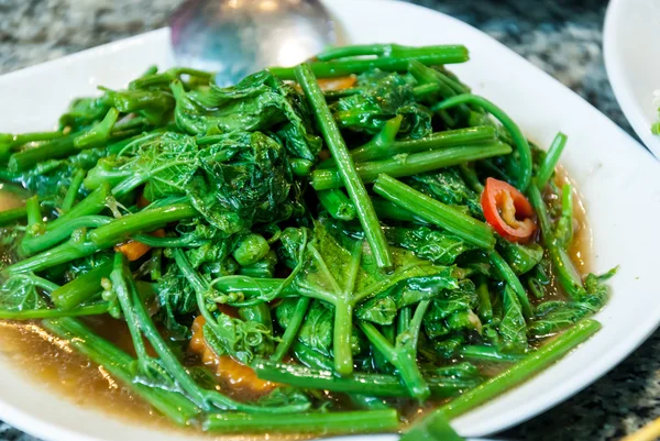 Frisches frittiertes grünes Gemüse auf einem weißen Teller — Stockfoto