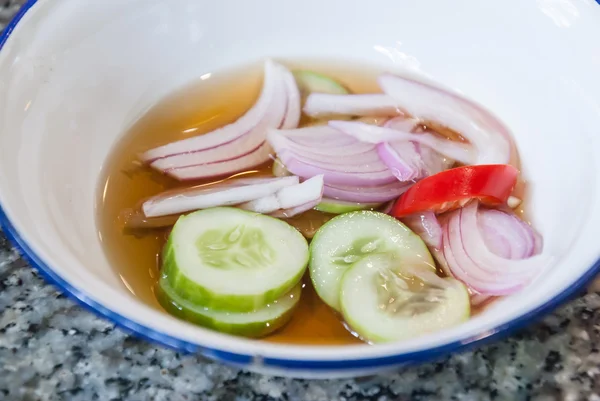 Traditionele saus (zoete en zure) van thailand in witte kom — Stockfoto