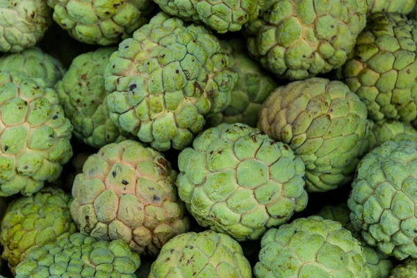 Verse biologische vla appels voor verkoop op een markt — Stockfoto