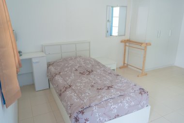 bir pencere ile olağan ya da normal yatak odası iç