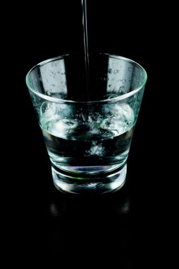 boş bardak viski siyah arka plan üzerine bir yansıtıcı yüzeyi için