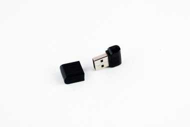 Beyaz arkaplanda izole edilmiş Usb flash belleği
