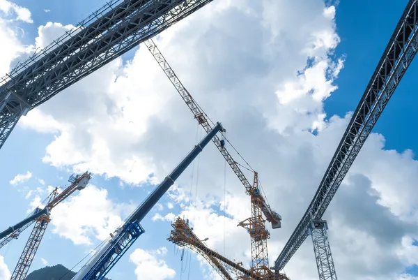 çizgi ve makine inşaat sahasında vinç