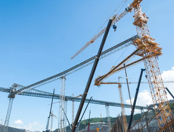 起重机流水线和一处建筑工地的机械设备 — 图库照片