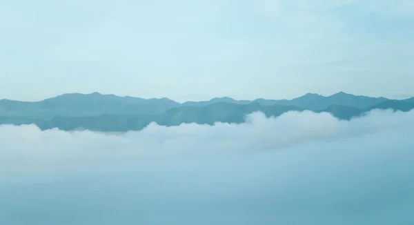 Nebbia del mattino presto in montagna - catena montuosa distante — Foto Stock