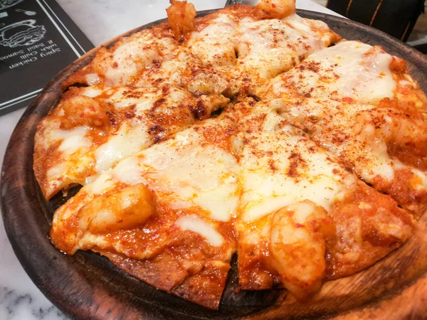辣味披萨芝士火腿和香肠的特写 — 图库照片