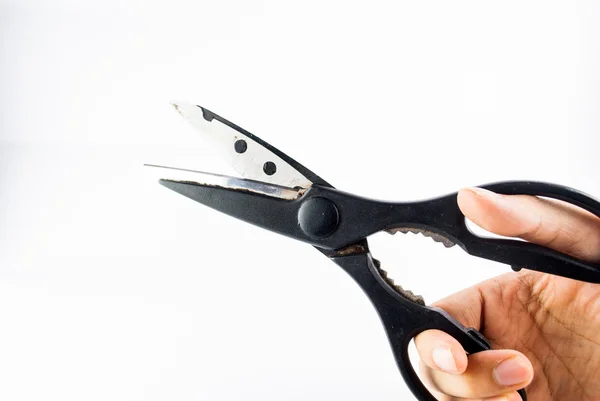 Tijeras viejas con mango negro sobre fondo blanco - tijera de corte — Foto de Stock