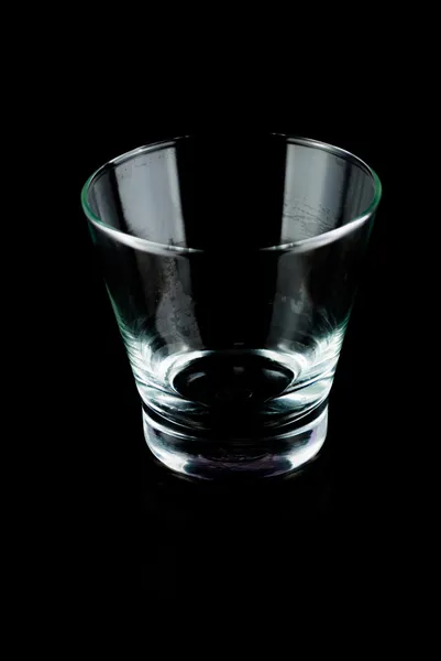 Vasos vacíos para whisky sobre una superficie reflectante sobre fondo negro — Foto de Stock