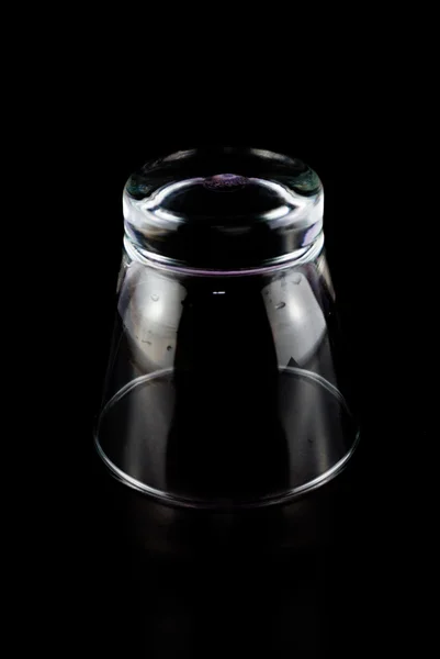 Puste kieliszki do whisky na powierzchni odbijającej na czarnym tle — Zdjęcie stockowe