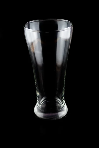 Vasos vacíos para whisky sobre una superficie reflectante sobre fondo negro — Foto de Stock