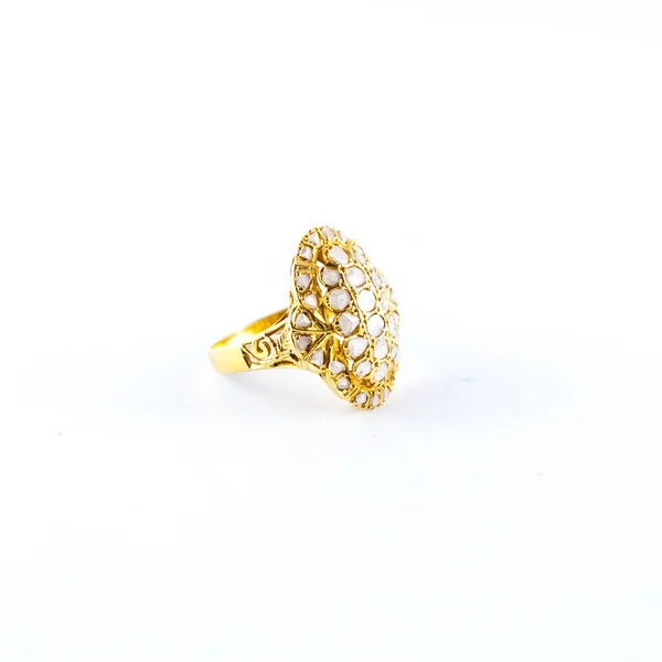 Anillo de oro con brillante aislado sobre fondo blanco - Anillo de joyería — Foto de Stock