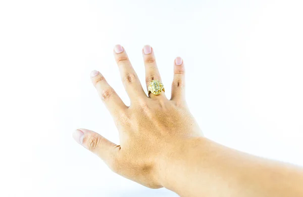 Anel de ouro com brilhante na mão isolado no fundo branco — Fotografia de Stock