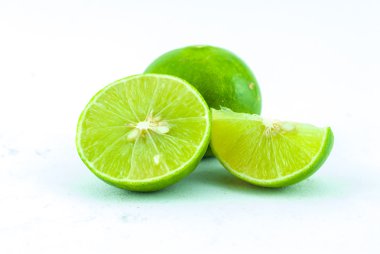 Yeşil limon ve beyaz zemin üzerine - taze limes üzerinde beyaz izole izole dilim,