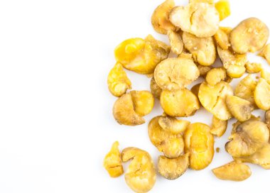 beyaz zemin üzerinde tuzlu bakla