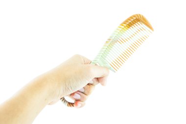 elinde beyaz izole kahverengi tarak