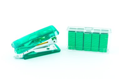 Yeşil zımba ve üzerinde beyaz izole zımba demet