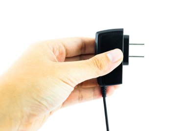 bir elinde, üzerinde beyaz izole elektrik adaptörü