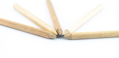 Tahta kalem beyaz arkaplanda izole edildi