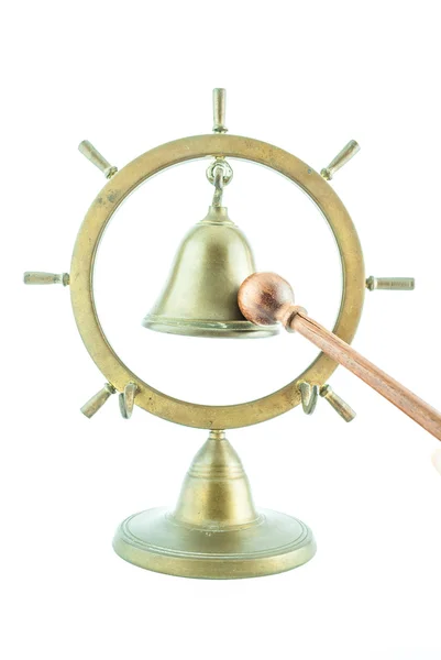 Dzwon mosiężny z patykiem - brązowy dzwon na białym tle na białym tle - stary dzwon z drewna kij — Zdjęcie stockowe