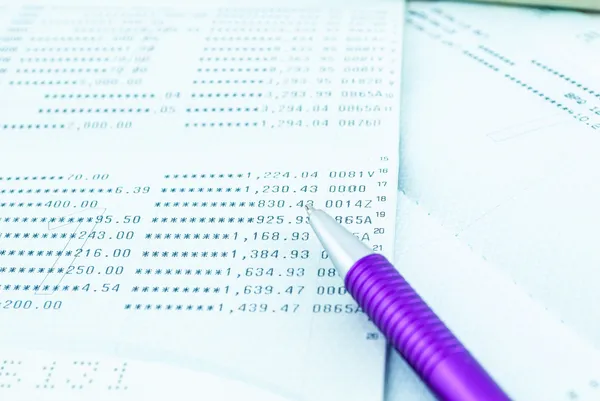 kalem ve banka kitap - tasarruf hesabı hesap cüzdanı mor kalem ile - yakın çekim kalem noktası dışarı kişisel bankacılık Rehberi