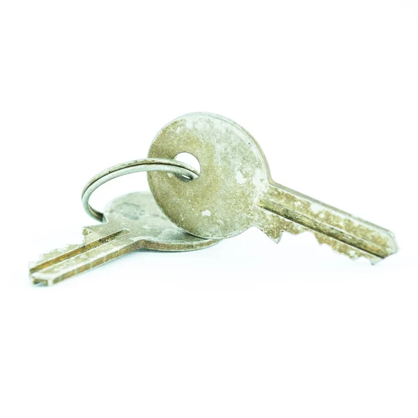 老和生锈的密钥上白色的背景-孤立生锈的金属钥匙链-旧生锈钥匙环上 — 图库照片