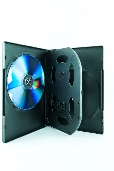흰색 배경-패키지에서 cd-블랙 컴팩트 디스크에 고립 된 dvd 나 cd 디스크와 dvd 또는 cd 디스크 블랙 케이스 — 스톡 사진