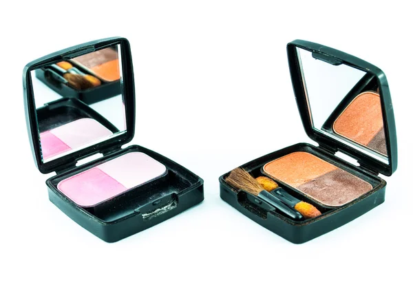 Make-up borstel en cosmetica, op een witte achtergrond geïsoleerd - decoratieve cosmetica voor make-up — Stockfoto