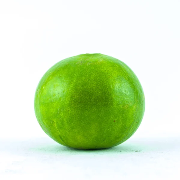 Limão verde fresco e fatia, isolado sobre fundo branco - Limas frescas Isolado sobre branco — Fotografia de Stock