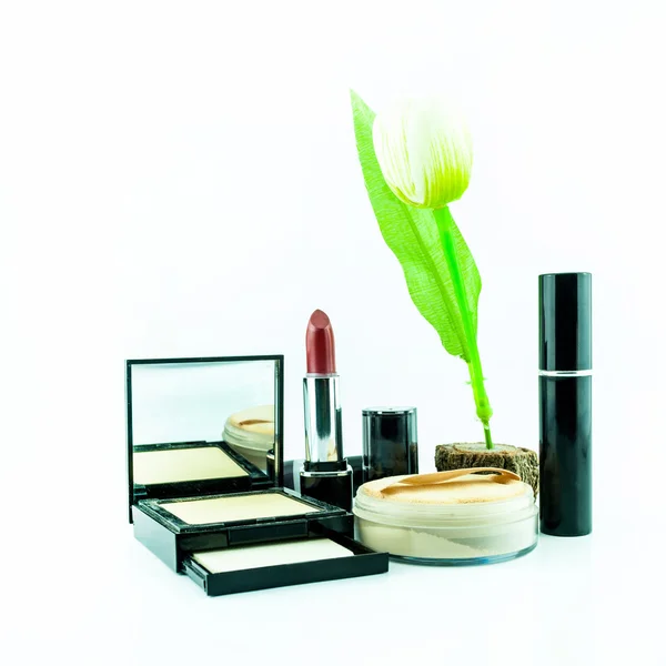 Make-up borstel en cosmetica ingesteld, op een witte achtergrond geïsoleerd - decoratieve cosmetica voor make-up — Stockfoto