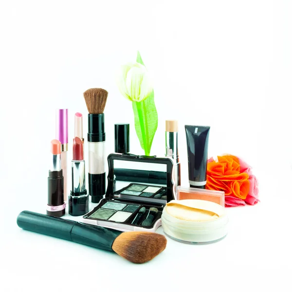 Escova de maquiagem e conjunto de cosméticos, em um fundo branco isolado - cosméticos decorativos para maquiagem — Fotografia de Stock