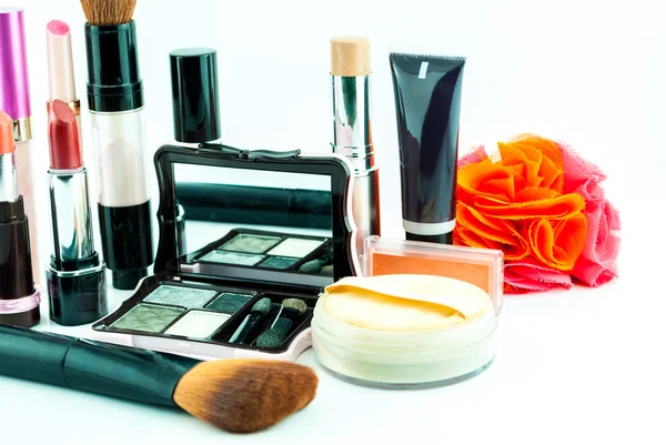 Štětec make-up a kosmetiku sada, na bílém pozadí, izolované - Dekorativní kosmetika pro make-up — Stock fotografie