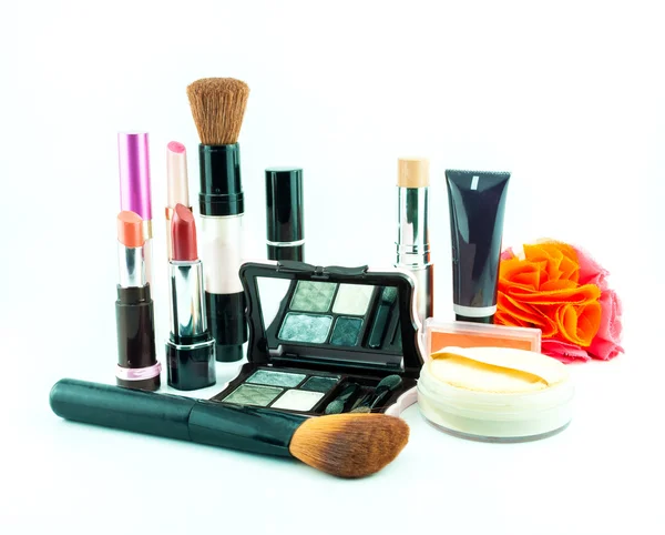 Make-up borstel en cosmetica ingesteld, op een witte achtergrond geïsoleerd - decoratieve cosmetica voor make-up — Stockfoto