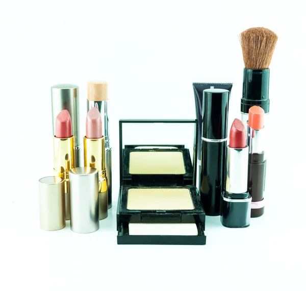 Make-up borstel en cosmetica ingesteld, op een witte achtergrond geïsoleerd - decoratieve cosmetica voor make-up — Stockfoto