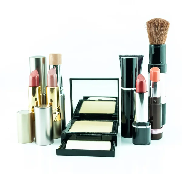 Pinceaux de maquillage et cosmétiques sur fond blanc isolé - cosmétiques décoratifs pour maquillage — Photo